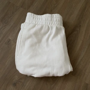 Mjukisbyxor - Så kära i dessa mjukisbyxor (med fickor) som är helt nya, men de är för stora på mig. Prislappen är borta, eftersom jag trodde jag skulle ha kvar den. Allt fick inte plats i en bild, men fråga om fler så skickar jag <3 Ordpris 299:-