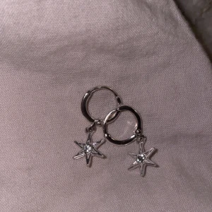 Örhängen  - Säljer dessa jätte fina örhängen för bra pris 💘🫵🏽