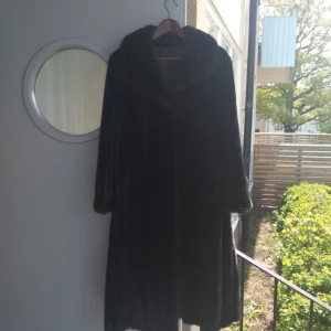 Astraka päls jacka - 100% äkta. Nypris-12799 kr. Astraka jacka.   Den är svart brun.Har också ett bälte till. Annars kan man knäppa den, både vid armarna och på midjan och magen.