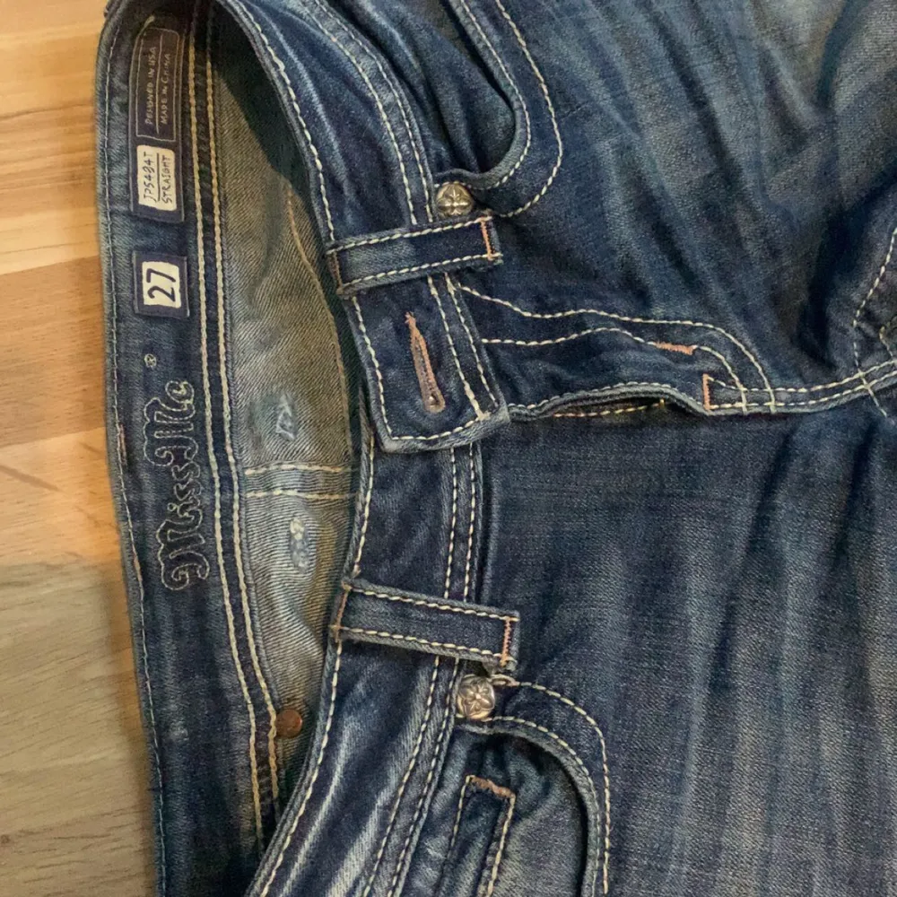 säljer ett par miss me jeans i storlek 27💓 de är lite slitna nertill men inget som är jättesynligt. skriv för fler bilder💓. Jeans & Byxor.