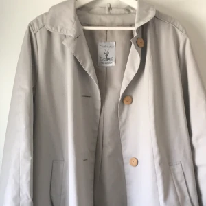 Grå kappa - Så fin, kommer tyvärr inte till användning :’) köpt secondhand men fint skick <3 