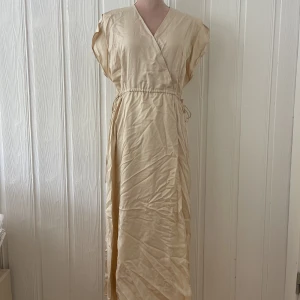 Härlig sommarklänning - Oanvänd klänning från mango - nypris 599kr⚠️  Man kan justera banden i midjan för önskad passform! 