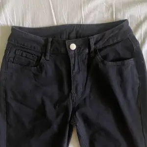 säljer dessa sjukt snygga svarta lågmidjade jeans skriv för mått 