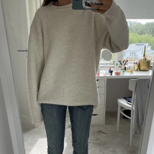 Stickad tröja - En stickad tröja från Zara. Supergullig och bekväm!