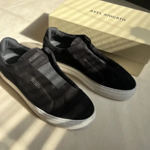 Axel Arigato skor - Svarta Mocka arigato skor i storlek 41. Använda 1-2 gånger, väldigt fräscha. 