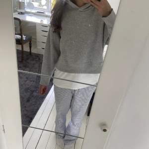 Så snygg grå hoddie fårn zara i storlek M, Liten slit på sidan, som ny! 