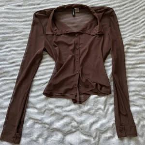 Skjorta  - En meshskjorta från H&M som aldrig kommit till användning. Då den är gjord av mesh är den ganska genomskinlig. Den är i storlek M men skulle säga att den även skulle passa storlek S.🫶