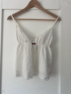 Odd Molly spets linne - Fint linne från odd Molly med spetskanter och rosett. Supergulligt, men kommer tyvärr inte till användning.