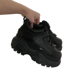 Svarta buffalos  - Svarta buffalo i fint skick förutom lite ytligt smuts och skav i en av hälarna, kan skicka bild om så önskas :)  Säljes rätt billigt då jag behöver få plats för annat!