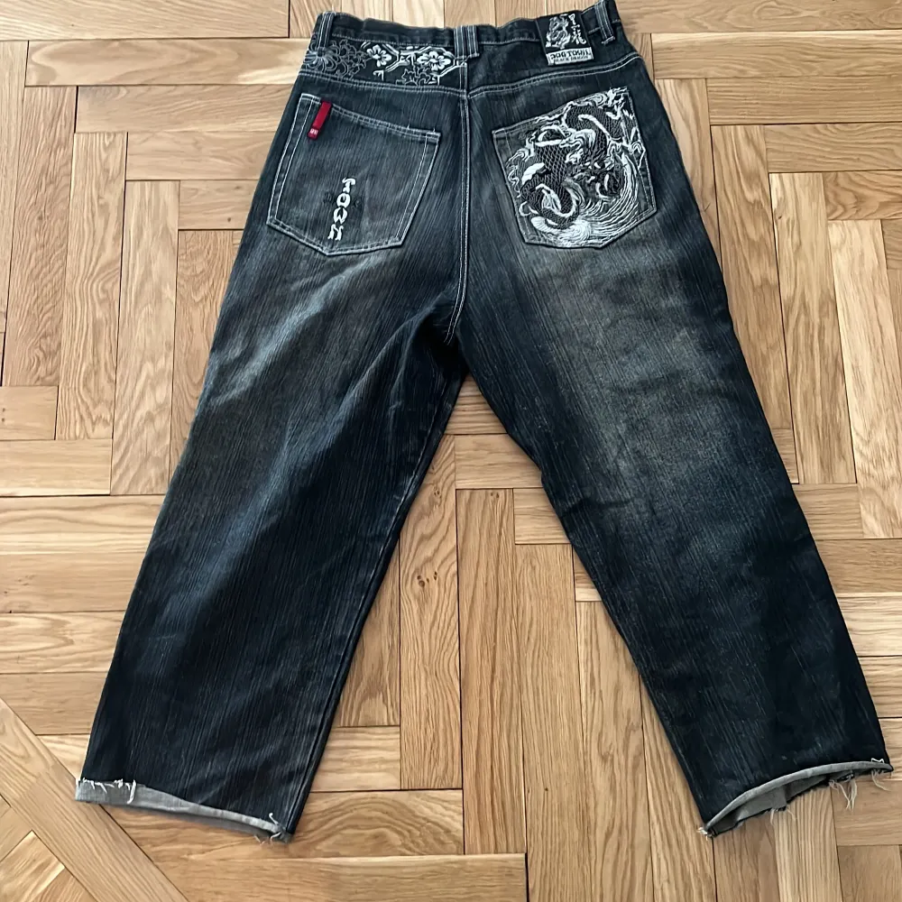 Rare vintagey2k japanese dogtown byxor 34x32 men klippta till 34x30, har ett hål vid knäet men syns inte mycket men går att sy. Jeans & Byxor.