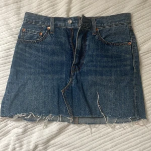 Levis kjol mörkblå - Kort mörkblå Levis kjol. I bra skick, använt fåtal gånger. 