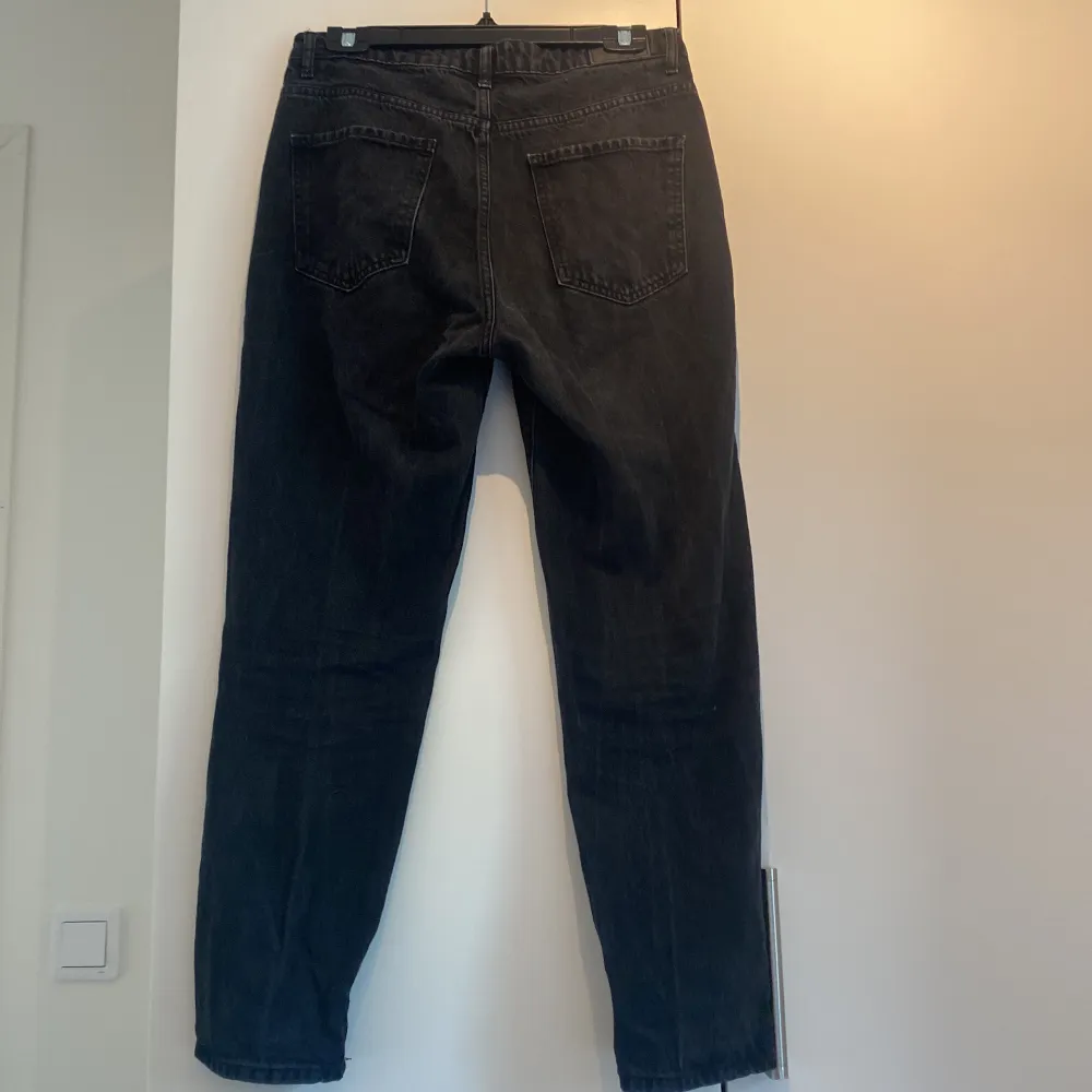 Svarta mom jeans från Gina tricot i storlek 40.   Köparen står för frakten🌸. Jeans & Byxor.