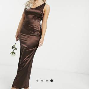 Elegant brun klänning som formar din kropp riktigt fint. Bara testat  Nypris 300kr