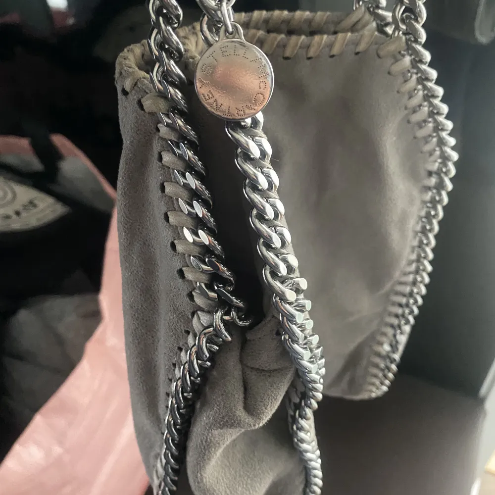 Säljer min fina Stella McCartney fallabella väska i ljusgrå. Mycket bra skick. Även lång kedja i väskan. (Smutsig spegel). Laukut & Käsilaukut.