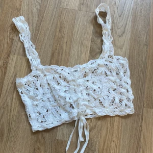 Korsett linne - Linne med snörning framtill. Snyggt att ha ovanpå en T-shirt eller linne. Upplever att den är aningen stor i storleken