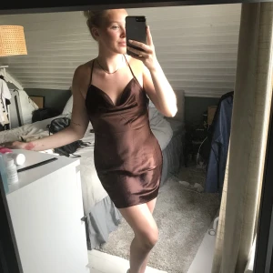 Satinklänning - Klänning med djup rygg, helt oanvänd! 