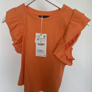 Zara topp - Söt kort topp från Zara. Aldrig använd & prislappen kvar 🧡