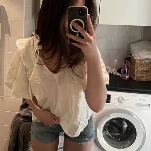 Vit blus - Jättesöt beige/vit kortärmad blus från Sofie Schnoor💕 passar på mig som är S/M, skriv för fler bilder❤️ 