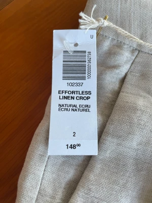 Nya linnebyxor - Köpta i New York i april på Aritzia. 145 dollar. Felköp. 