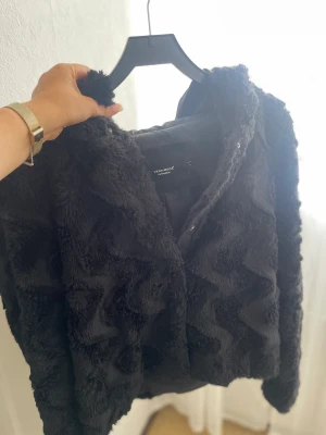 Jacka - Vårjacka/höstjacka med päls. Jackan är från vero moda i storlek S. 