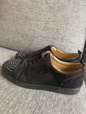 Svarta Louboutin  - Riktigt snygga sommarskor, passar perfekt till vilket tillfälle som helst. Kommer till: Skor, dustbag och nya skosnören.☀️