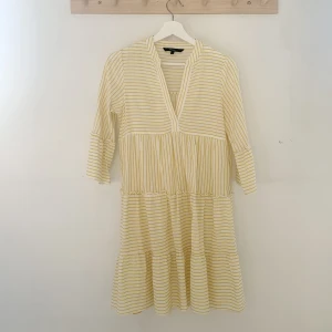 Klänning - Fin sommarklänning från Vero Moda i bra skick💛
