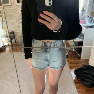 Jeansshorts  - Säljer dessa jeansshorts ifrån Zara i storlek 36, använda en gång, säljes för att den är för stor💗