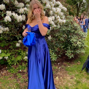 Balklänning  - Säljer min balklänning. Använt den en gång. Sitter perfekt! Man behöver inte ha bh, den går att sy upp 💓Köpte den för 2500 