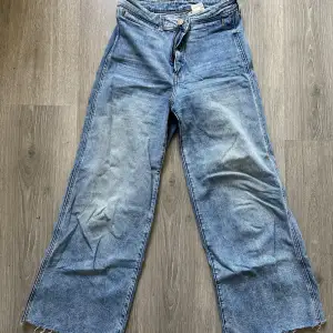 H&M Wide Jeans. Stretch och slitning vid benslut. Storlek 38. Bra skick.