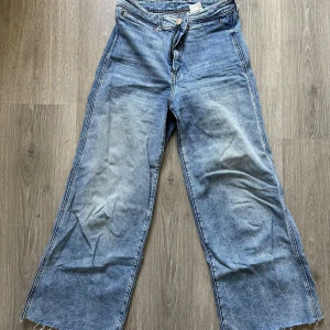H&M Wide Jeans - H&M Wide Jeans. Stretch och slitning vid benslut. Storlek 38. Bra skick.