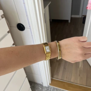 Mockberg klocka  - Jätte fin guldig klocka från mockberg. Säljer då den inte kommer till användning. Min handled är ca 16-17 cm. Passar både mindre & större. Använd väldigt lite. Nypris är 1599 kr 