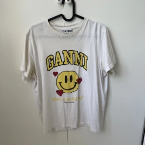 GANNI T-shirt - Ganni T-shirt. Storlek M. Gott skick.
