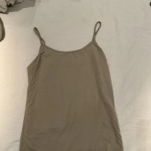 Skit snygg basic Zara linne - Figurnära beige linne som är i bra skick💕 Skriv för fler bilder eller vid intresse❤️