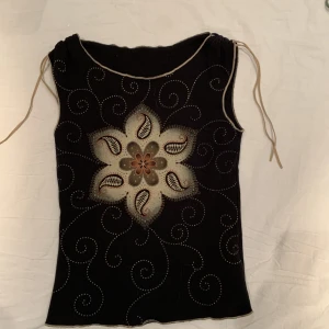 Skit cool topp - Snyggt linne med ascoola detaljer💕 Finns ingen lapp men passar mig bra som brukar ha s/m❤️
