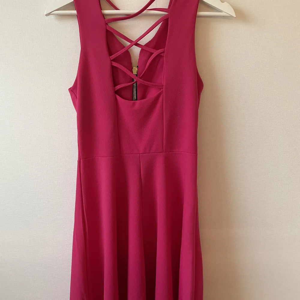 Använd fåtal gånger (nyskick) Rosa klänning med dragkedja.  Bra stöd för brösten  Stretchigt material  Passar xs/s . Klänningar.