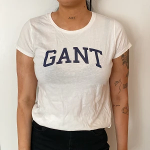 Gant T-shirt  - en t-shirt från gant. använd men i bra skick. äkta