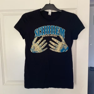 Cool tröja  - Storlek m men sitter som en S. Händerna hamnar där brösten sitter (på mig iaf). Bra skick inga skavanker och använd fåtal gånger 