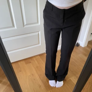 Kostymbyxor  - Säljer att par jättefina kostymbyxor från ”Neo Noir” som tyvärr är förstora för mig. De är sällan använda och är i superfint skick. De är mid till low waist ⭐️