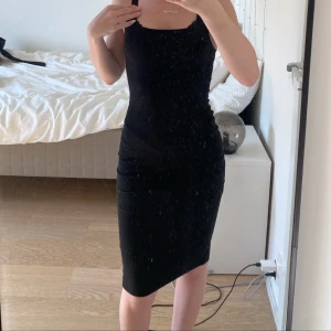 Svart klänning🤍 - Svart långklänning från Zara som är väldigt populär. Den har en slit vid baksidan. Säljer även en blå sånhär!