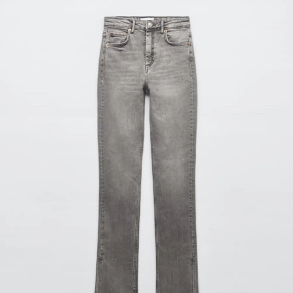 Säljer nu mina fina gråa jeans från zara!!💓Är i bra skick och endast använda fåtal gånger. Skriv om ni vill ha egna bilder eller har några frågor. Köparen står för frakten💗. Jeans & Byxor.