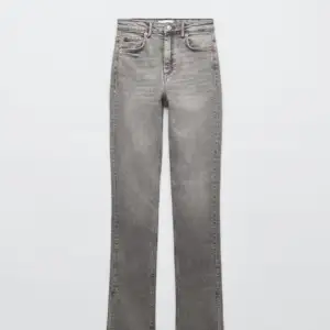 Säljer nu mina fina gråa jeans från zara!!💓Är i bra skick och endast använda fåtal gånger. Skriv om ni vill ha egna bilder eller har några frågor. Köparen står för frakten💗