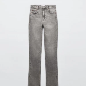 Gråa jeans - Säljer nu mina fina gråa jeans från zara!!💓Är i bra skick och endast använda fåtal gånger. Skriv om ni vill ha egna bilder eller har några frågor. Köparen står för frakten💗