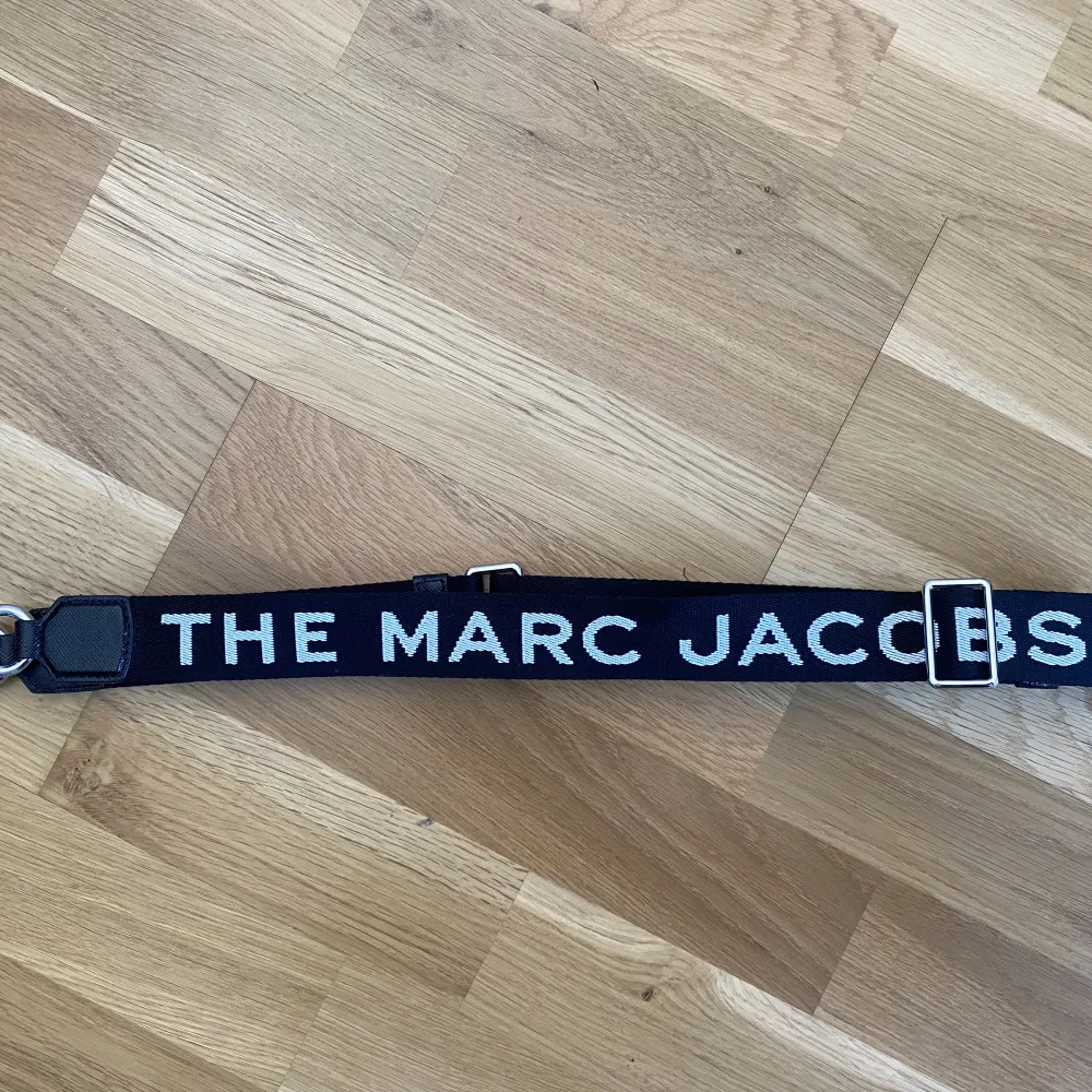 SÄLJER denna jättefina svarta äkta Marc Jacobs väskan i modellen The Snapshot DTM i jättebra skick! Finns möjlighet att köpa till ett extra axelremsband till väskan (bild 3)! Köparen står för frakten!Hör av dig vid intresse och egna bilder💞. Väskor.