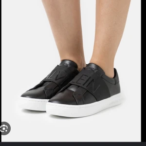 Calvin Klein skor - Säljer Mina svarta Calvin Klein skor som är sparsamt använda, slutsålda på nätet