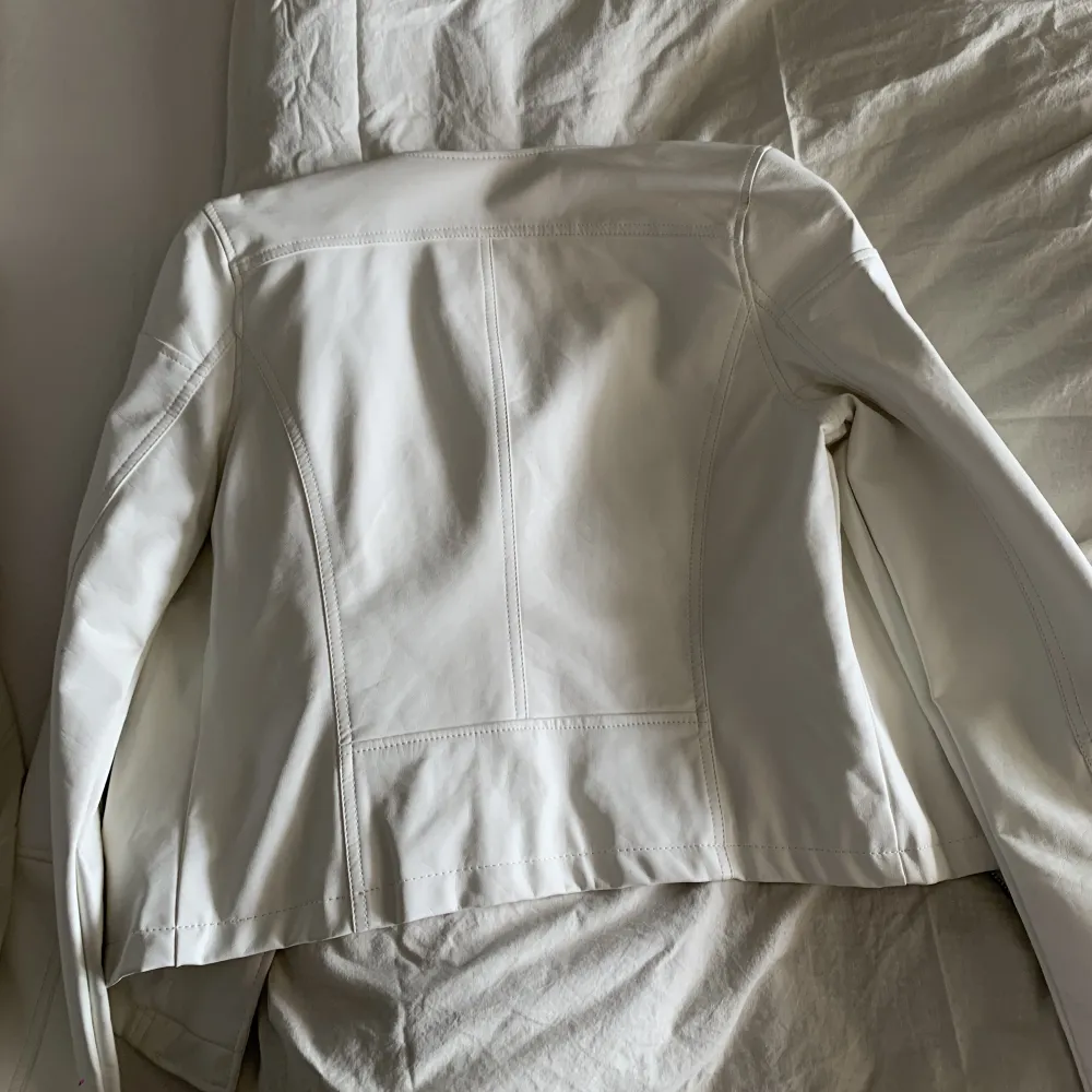 Säljer denna vita skinnjacka från Even & Odd i storlek M. Lite liten i storlek så passar S också.  Säljer för 100kr + frakt.. Jackor.