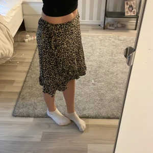 Lång kjol - Säljer denna kjolen ifrån Lindex den är i bra skick| säljer även en lika Dan i svart| tar bara swish| köparen står för frakten 