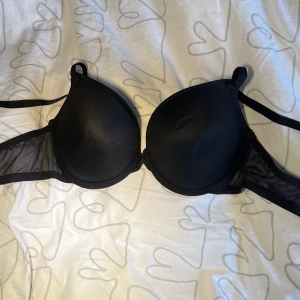 Svart BH - Svart BH från H&M storlek 85B