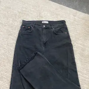 Svarta, urtvättade, oversized jeans. Straight-leg modell! ”Avklippt” detalj nedtill.