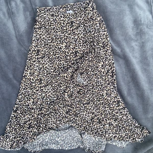 Kjol - Denna kjol säljer jag för att jag inte har någon användning av den.💓 Kjolen har små volanger längst ner och en volang rad som går rak snett på kjolen🤗