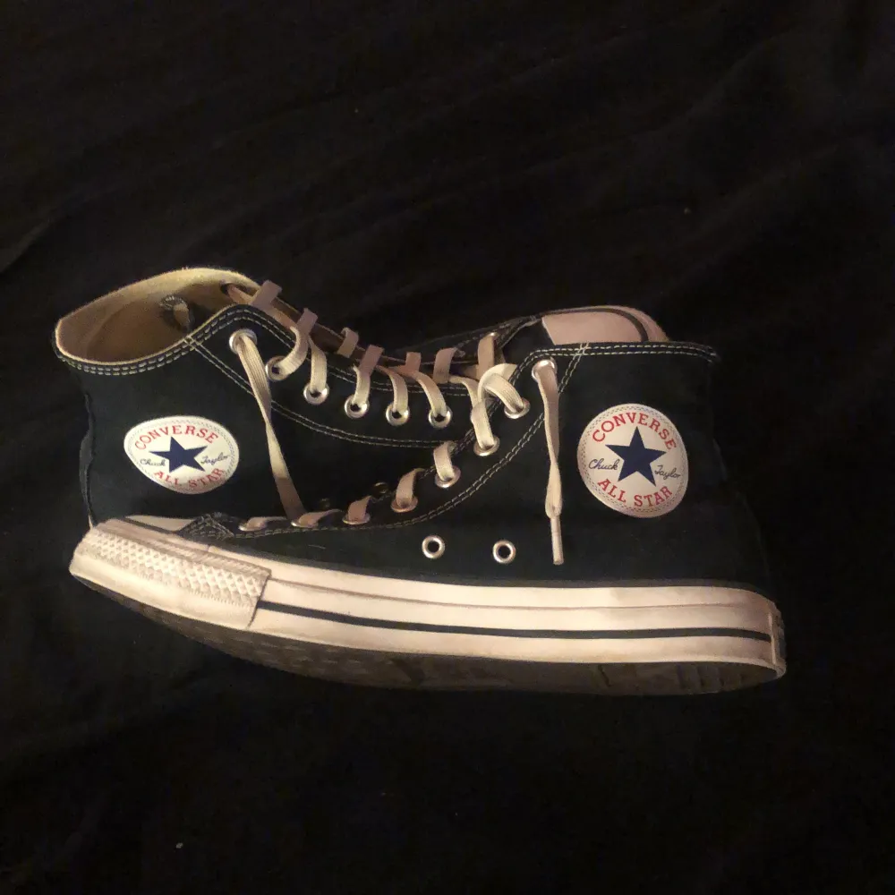 Hej, säljer ett par nya converse i storlek 41💞 Använda endast en gång, säljer pågrund av att dem bara stått sen dess, inget fel på dem! Pris kan diskuteras ❣️. Skor.